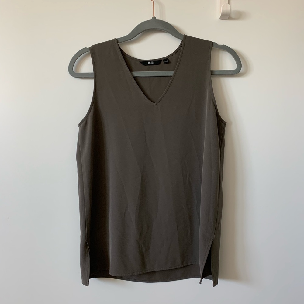 uniqlo sleek sleeveless shirt